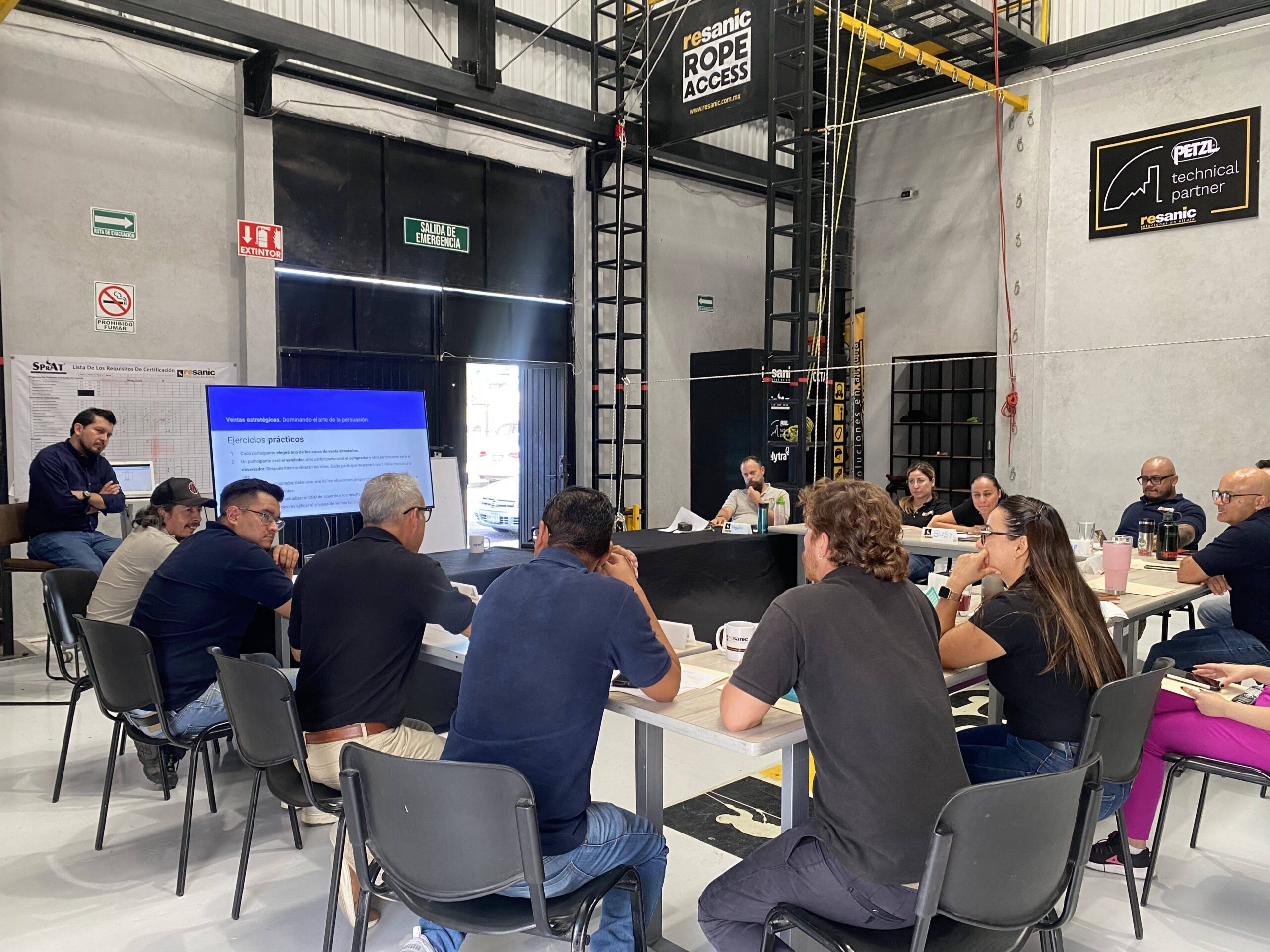 Curso de ventas Lavendi impartido en planta industrial Resanic con equipo comercial