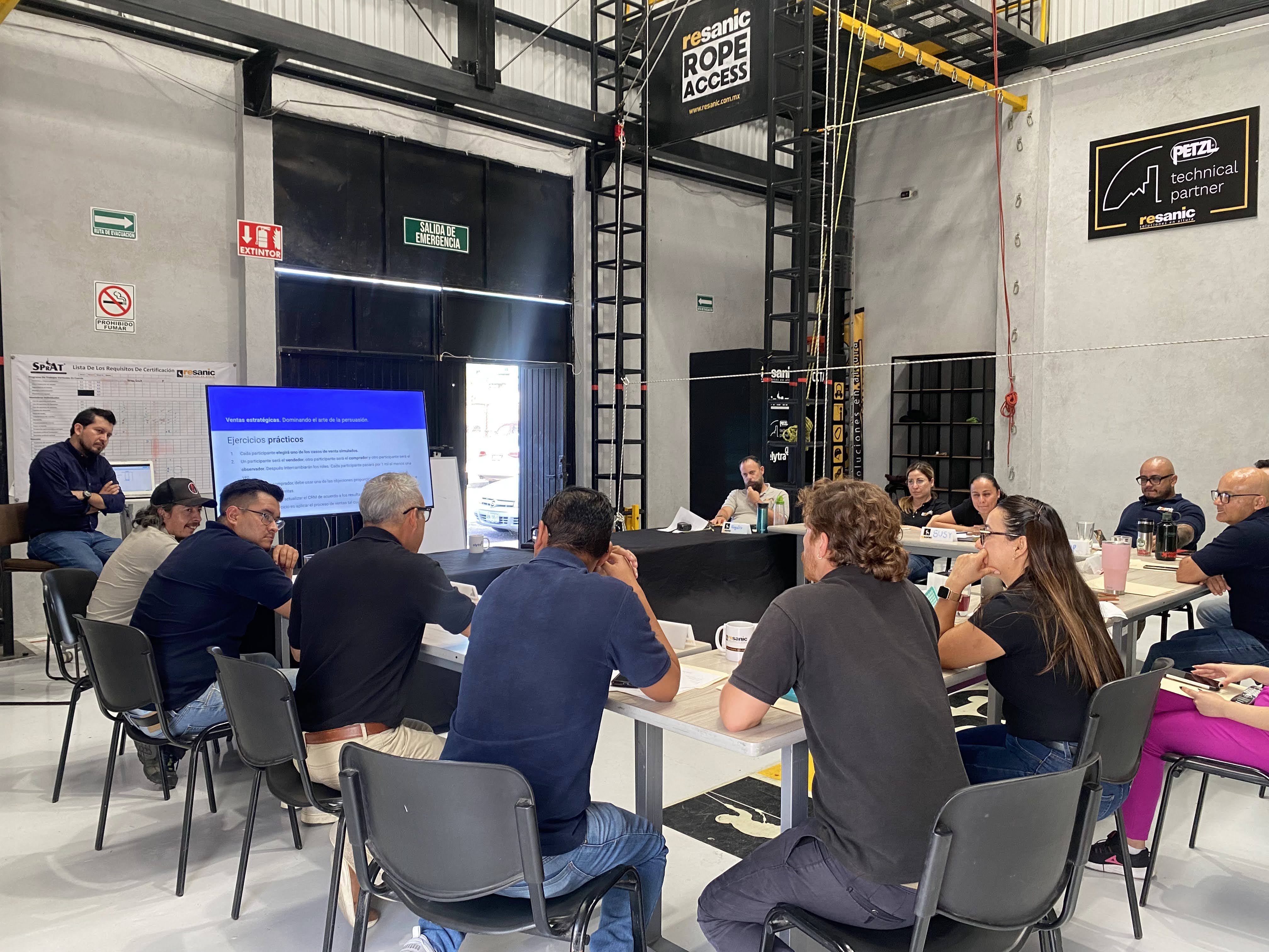 Curso de ventas Lavendi impartido en planta industrial Resanic con equipo comercial