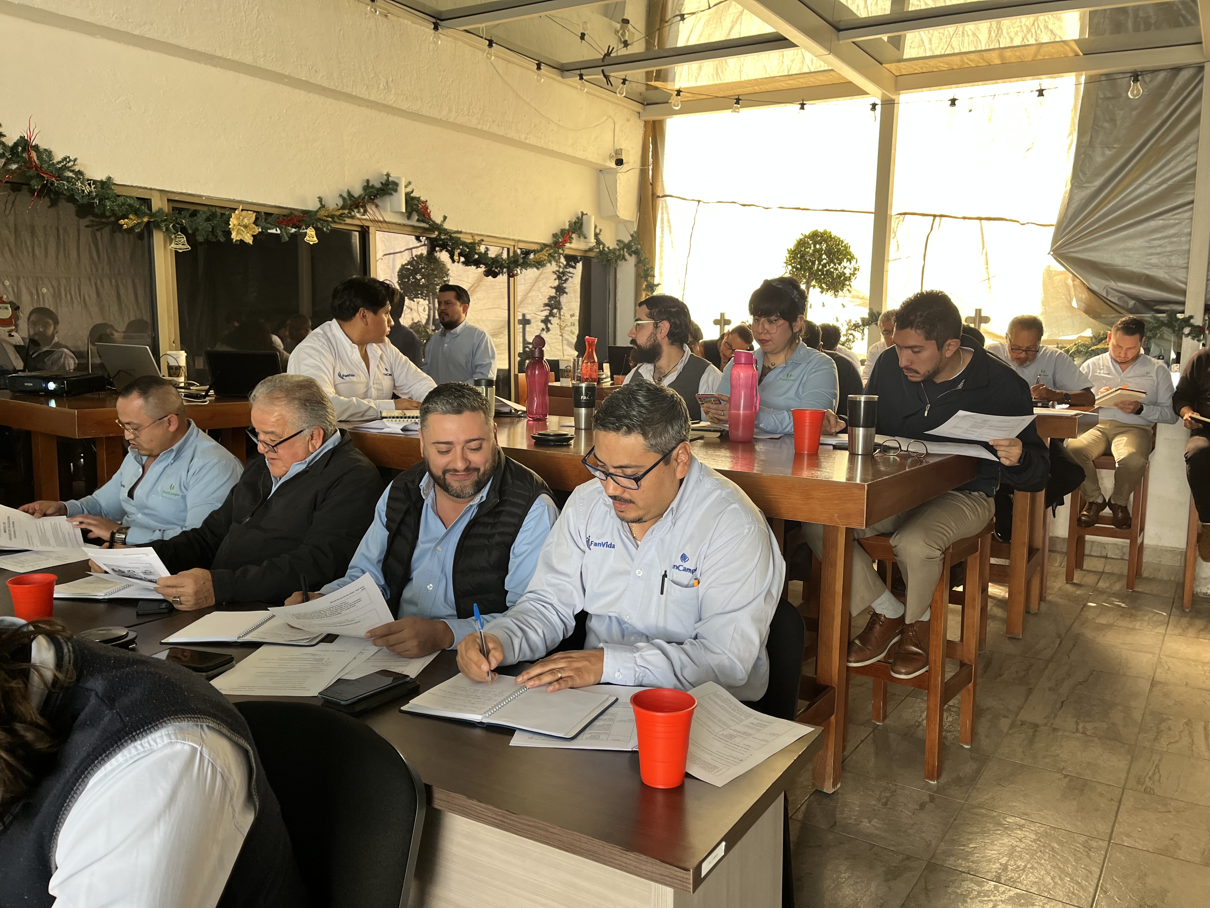Participantes resolviendo ejercicios prácticos durante el curso de ventas Lavendi